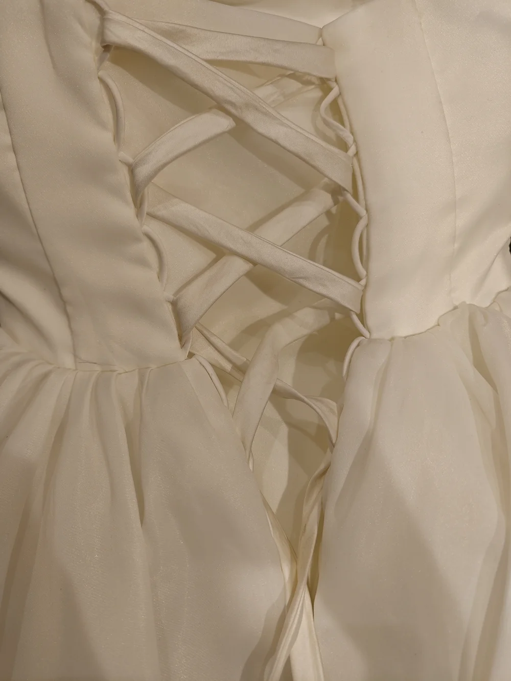 Elegant Strapless White Satin Wedding Gown with Draped Bow - Picture 4 of 4